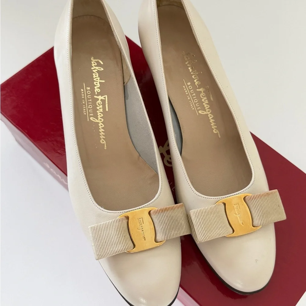 Salvatore Ferragamo Vara Bow Pumps Heel3’ Cream Gold Buckle Sz 7.5 Made In Italy - Picture 11 of 16